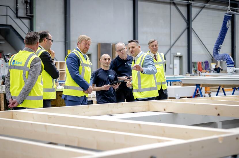 Koning Willem-Alexander opent de nieuwe woningfabriek van Barli.