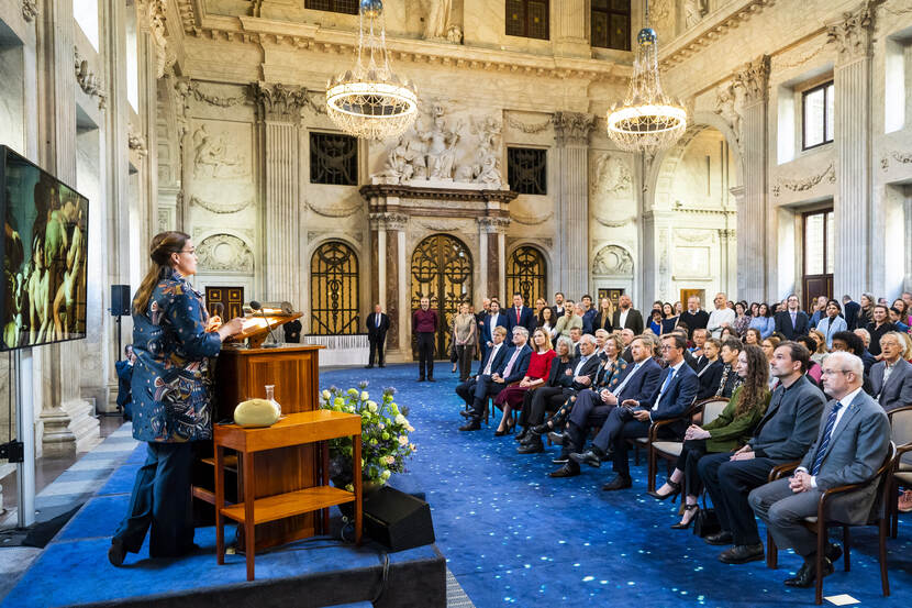 Koning Willem-Alexander opent de tentoonstelling ‘Moraalmeesters. Wijze lessen van het Stadspaleis’ in het Koninklijk Paleis Amsterdam.