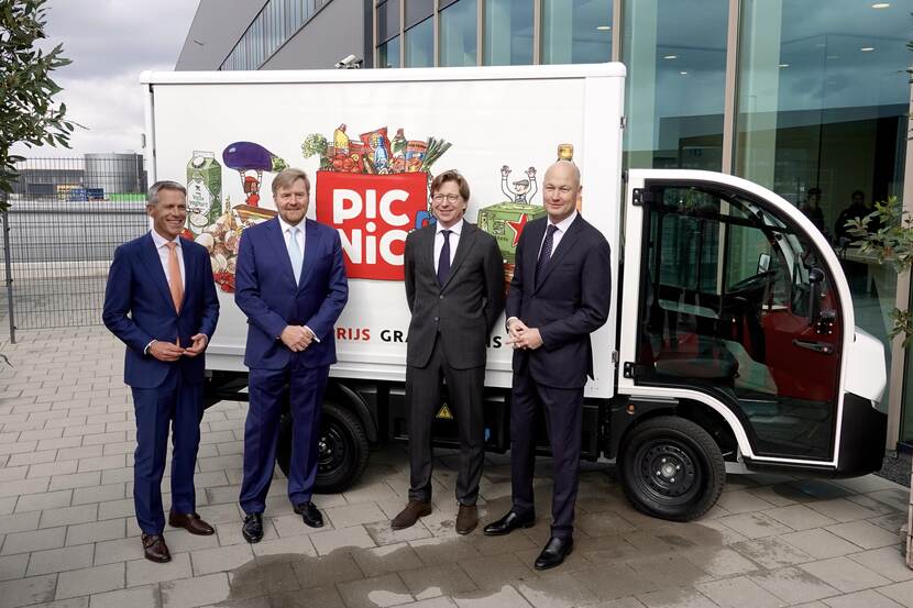 Koning Willem-Alexander opent het nieuwe distributiecentrum van websupermarkt Picnic