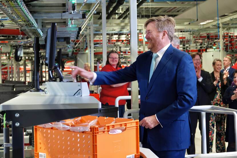 Koning Willem-Alexander opent het nieuwe distributiecentrum van websupermarkt Picnic