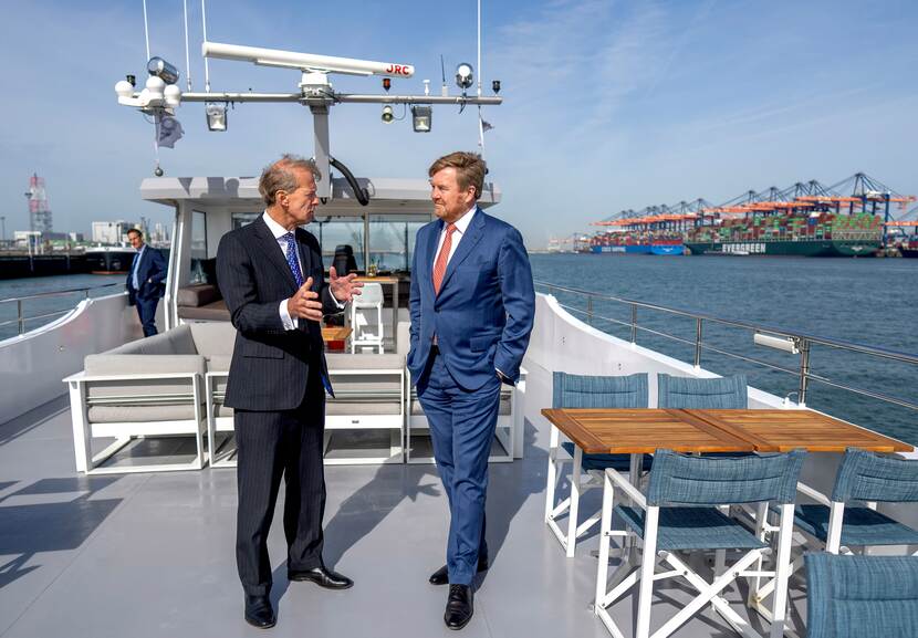 Koning Willem-Alexander brengt een werkbezoek aan de Rotterdamse haven in het kader van waterstof.