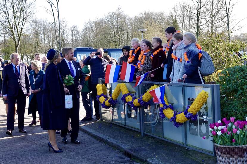 Koning Willem-Alexander en Koningin Máxima komen aan in Lisse voor hun bezoek aan de Duin- en Bollenstreek.