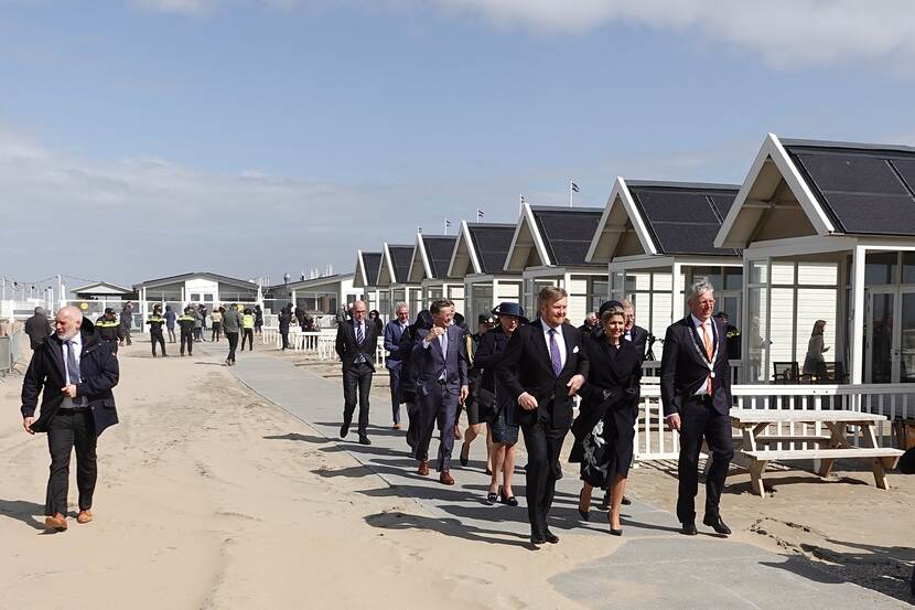 Het Koninklijk Paar bezoekt een strandhuisje op het strand van Katwijk tijdens hun bezoek aan de Duin- en Bollenstreek.