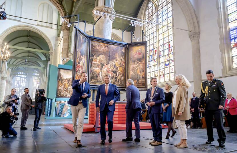 Koning Willem-Alexander opent de tentoonstelling ‘Beleef het Wonder van Gouda’.