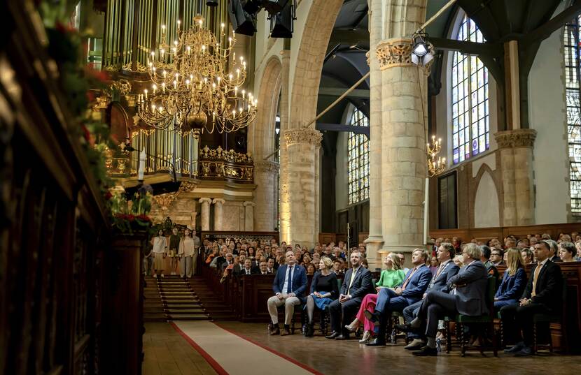 Koning Willem-Alexander opent de tentoonstelling ‘Beleef het Wonder van Gouda’.