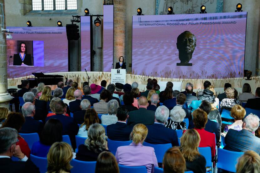 Koning Willem-Alexander, Koningin Máxima en Prinses Beatrix zijn aanwezig bij de uitreiking van de Four Freedoms Awards.