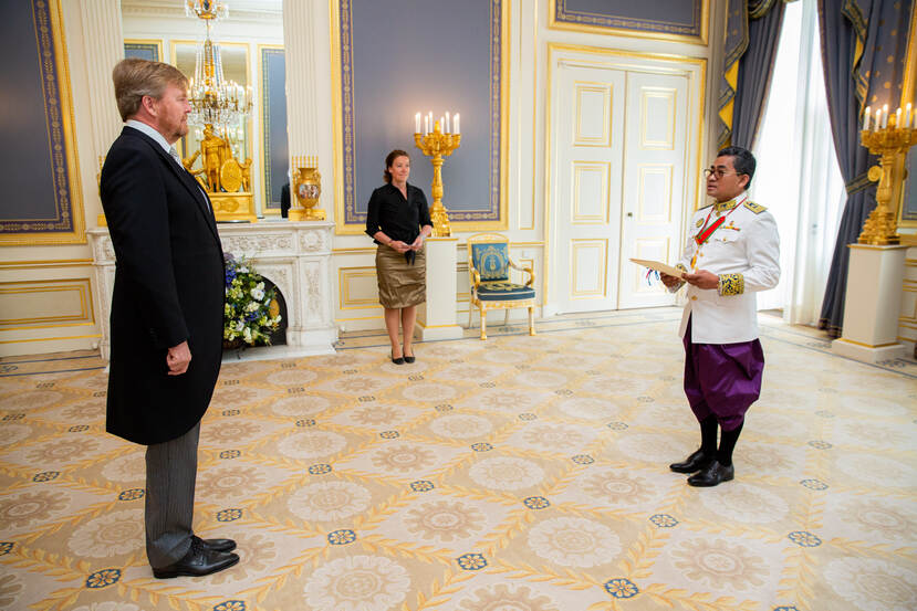 Koning Willem-Alexander ontvangt de geloofsbrieven van de ambassadeur van het Koninkrijk Cambodja, Z.E. Nong Sakal.