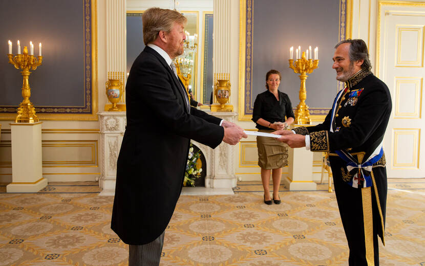 Koning Willem-Alexander ontvangt de geloofsbrieven van de ambassadeur van de Portugese Republiek, Z.E. António José Emauz de Almeida Lima.