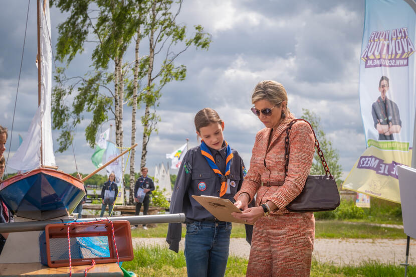 Koningin Máxima brengt een werkbezoek aan Scoutinglandgoed Zeewolde. Het bezoek staat in het teken van de activiteiten van waterscouting en van projecten op het gebied van duurzaamheid.