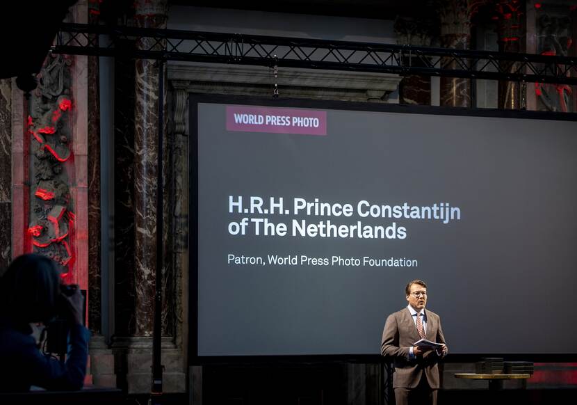 Prins Constantijn houdt een toespraak in de Nieuwe kerk Amsterdam