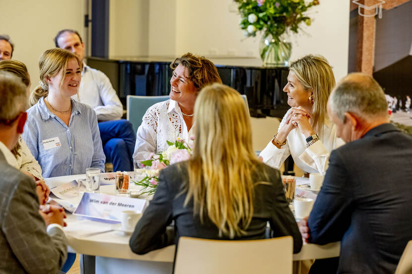 Koningin Máxima brengt een werkbezoek in het kader van studentenwelzijn in het vervolgonderwijs.