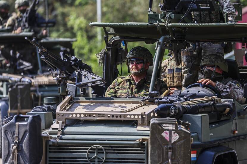 Koning Willem-Alexander bezoekt een oefening van de Luchtmobiele Brigade van de Koninklijke Landmacht