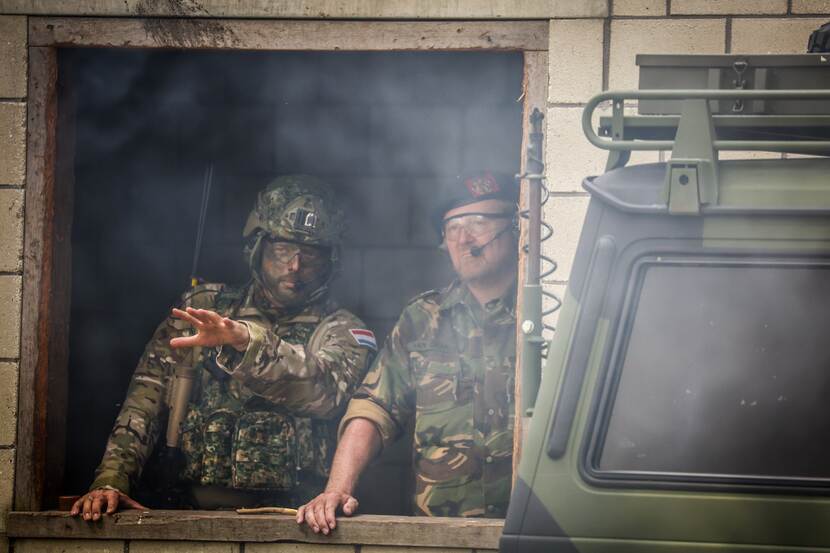 Koning Willem-Alexander bezoekt een oefening van de Luchtmobiele Brigade van de Koninklijke Landmacht.