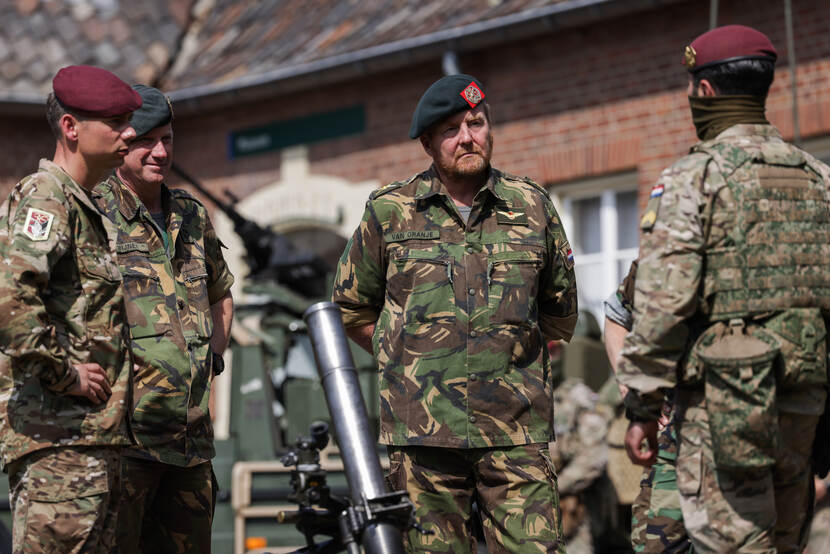 Koning Willem-Alexander bezoekt een oefening van de Luchtmobiele Brigade van de Koninklijke Landmacht.