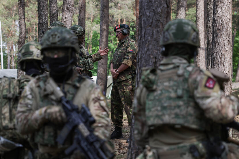 Koning Willem-Alexander bezoekt een oefening van de Luchtmobiele Brigade van de Koninklijke Landmacht.