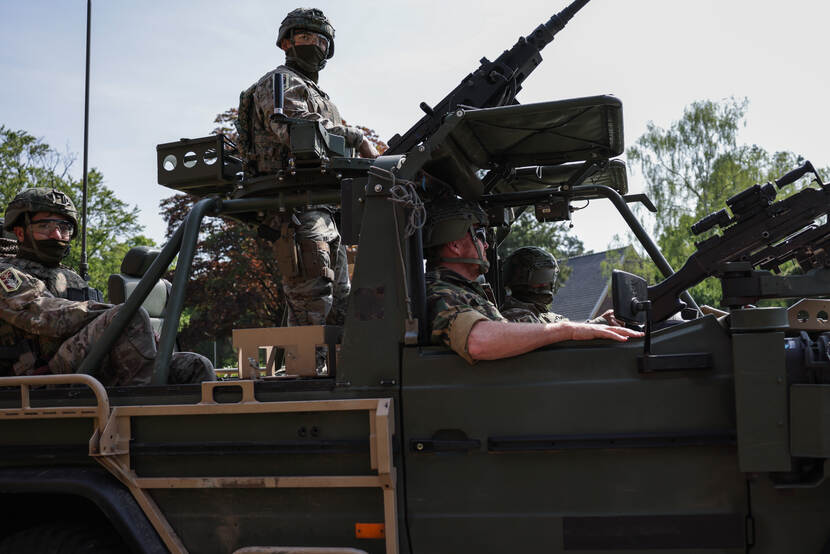 Koning Willem-Alexander bezoekt een oefening van de Luchtmobiele Brigade van de Koninklijke Landmacht.