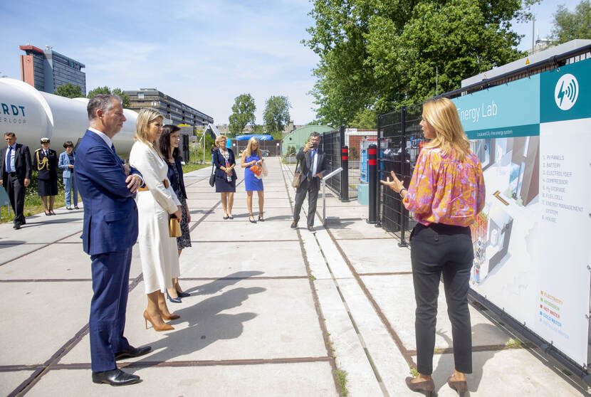 Koningin Máxima en Eurocommissaris Mariya Gabriel bezoeken de TU Delft