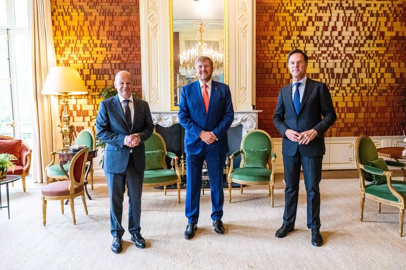 Koning Willem-Alexander ontvangt bondskanselier Scholz van Duitsland in audiëntie op Paleis Huis ten Bosch in aanwezigheid van minister-president Rutte.
