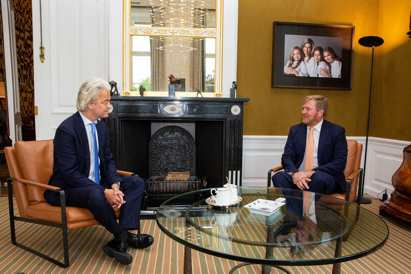 Koning Willem-Alexander ontvangt de heer G. (Geert) Wilders, voorzitter van de Tweede Kamerfractie van PVV, op Paleis Huis ten Bosch. De Koning ontvangt de voorzitters van de Tweede Kamerfracties voor een (hernieuwde) kennismaking.