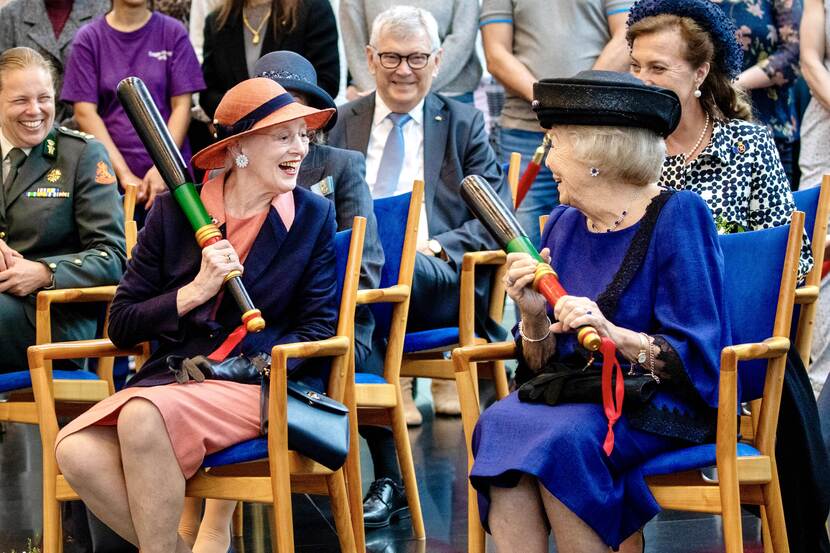 Samen met de Koningin van Denemarken is Prinses Beatrix bij de viering van 500 jaar aanwezigheid van Nederlandse boeren in Denemarken en honderd jaar Amager Museum.