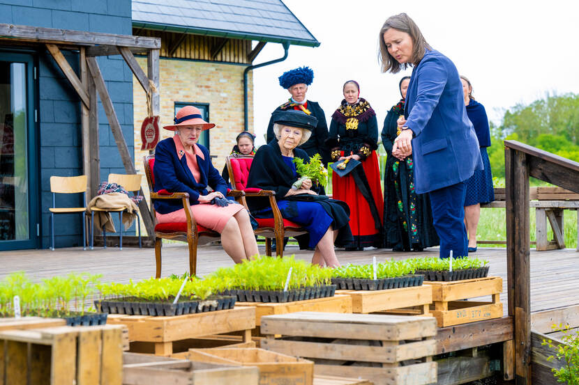 Samen met de Koningin van Denemarken is Prinses Beatrix bij de viering van 500 jaar aanwezigheid van Nederlandse boeren in Denemarken en honderd jaar Amager Museum.