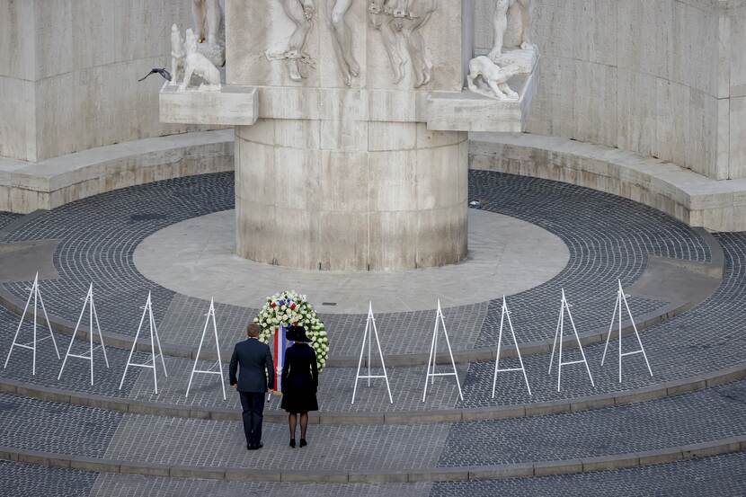 Koning Willem-Alexander en Koningin Máxima leggen namens alle Nederlanders een krans tijdens de Nationale Herdenking op de Dam.