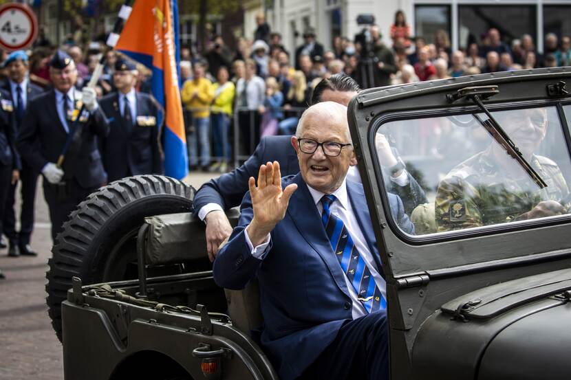 Prof. mr. Pieter van Vollenhoven bij Bevrijdingsdéfilé in Wageningen