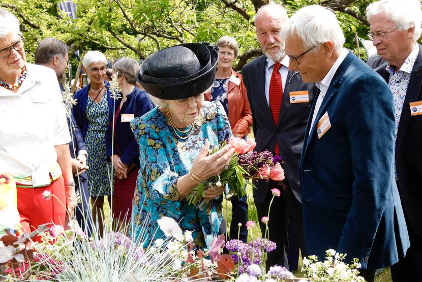 Prinses Beatrix bij de viering van het 150-jarig jubileum van de Koninklijke Maatschappij Tuinbouw en Plantkunde