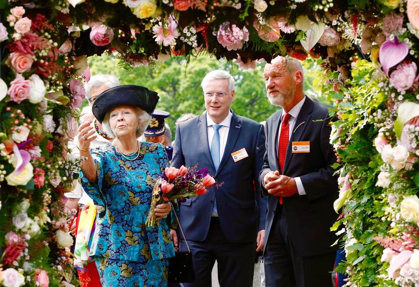 Prinses Beatrix bij het 150-jarig jubileum van de Koninklijke Maatschappij Tuinbouw en Plantkunde