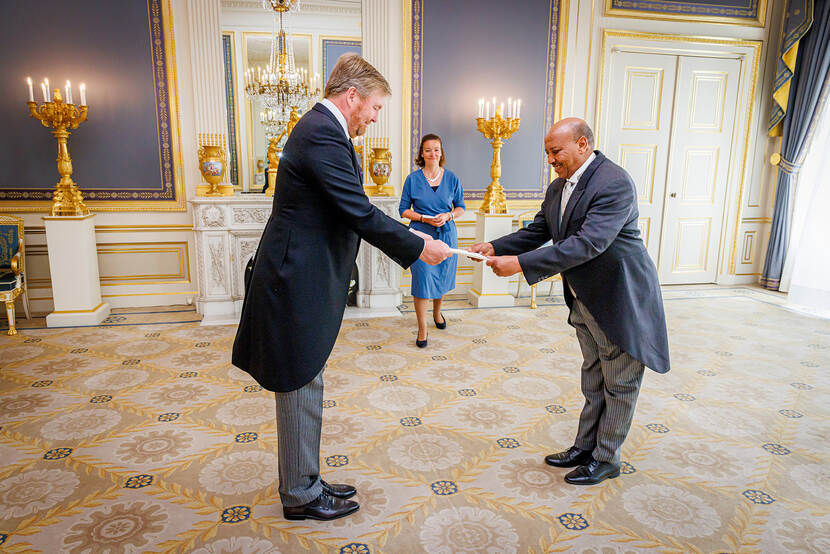 Koning Willem-Alexander ontvangt ter overhandiging van zijn geloofsbrieven de ambassadeur van de Republiek Djibouti, Z.E. Aden Mohamed Dileita.