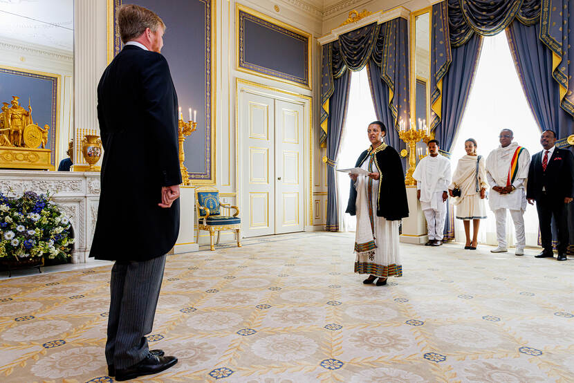 Koning Willem-Alexander ontvangt ter overhandiging van haar geloofsbrieven de ambassadeur van de Federale Democratische Republiek Ethiopië, H.E. Hirut Zemene Kassa.