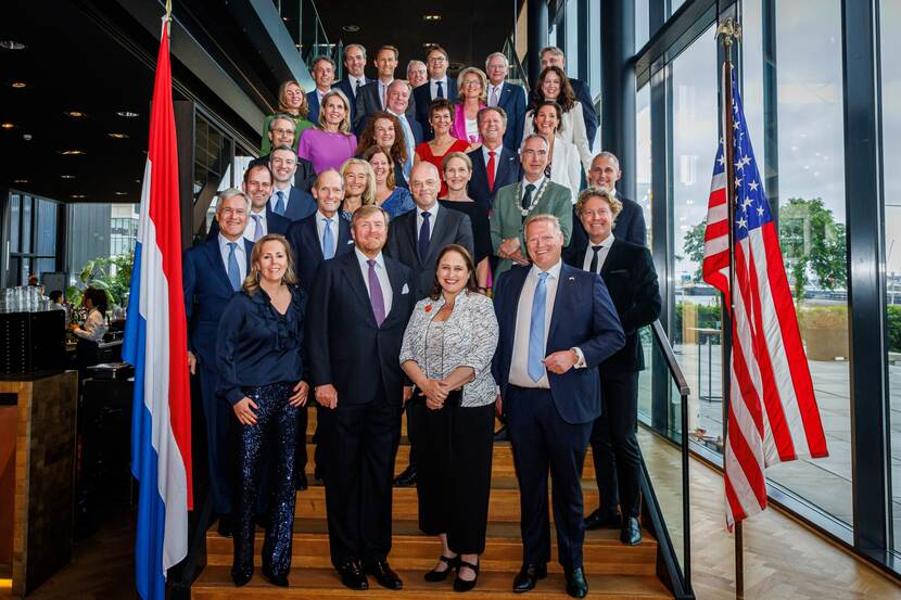 Koning Willem-Alexander is aanwezig bij de viering ter ere van het 60-jarig bestaan van de Amerikaanse Kamer van Koophandel in Nederland.