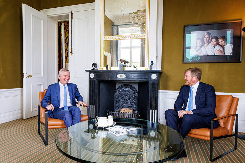 Koning Willem-Alexander ontvangt op Paleis Huis ten Bosch staatssecretaris Van der Burg van Justitie en Veiligheid in het kader van een reeks van kennismakingen met de ministers en staatssecretarissen van het kabinet-Rutte IV.