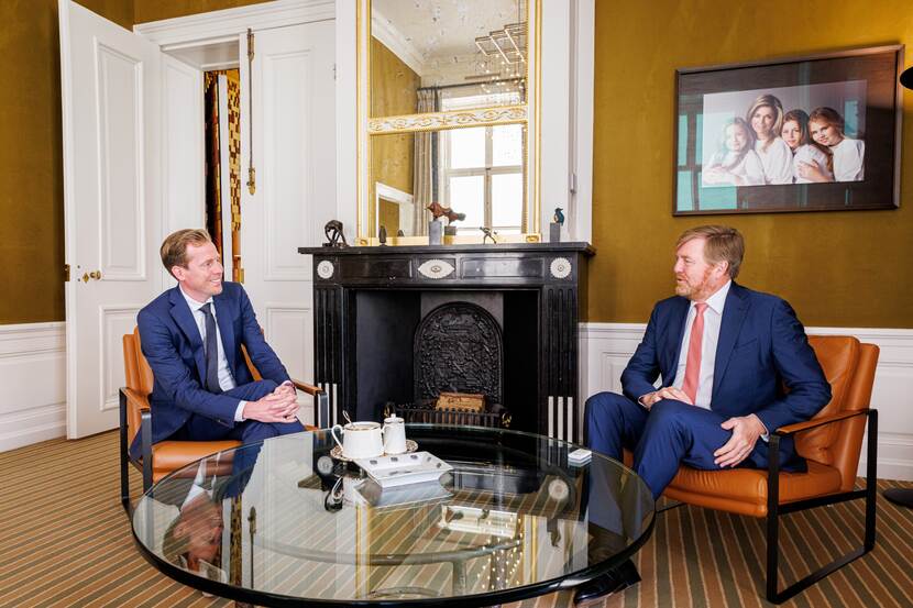 Koning Willem-Alexander ontvangt staatssecretaris van Defensie
