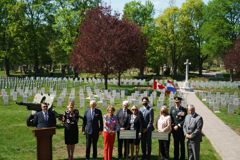 Prinses Margriet en prof. mr. Pieter van Vollenhoven met Canadese minister-president Trudeau op militaire begraafplaats Beechwood, waar de Prinses een plaquette onthult voor generaal Foulkes.
