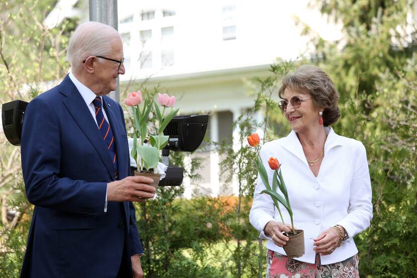 Prinses Margriet en prof. mr. Pieter van Vollenhoven planten een bed met Prinses Margriet-tulpen bij het huis Stornoway