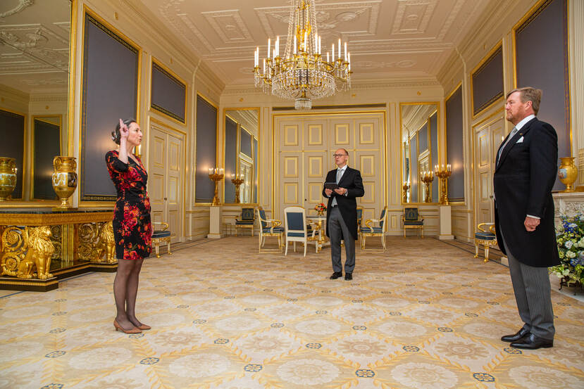 Koning Willem-Alexander beëdigt mevrouw prof. dr. S.J.C. (Sigrid) Hemels