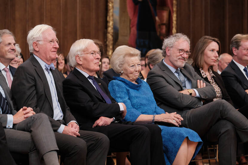 Prinses Beatrix woont de eerste Herman Tjeenk Willink-lezing bij