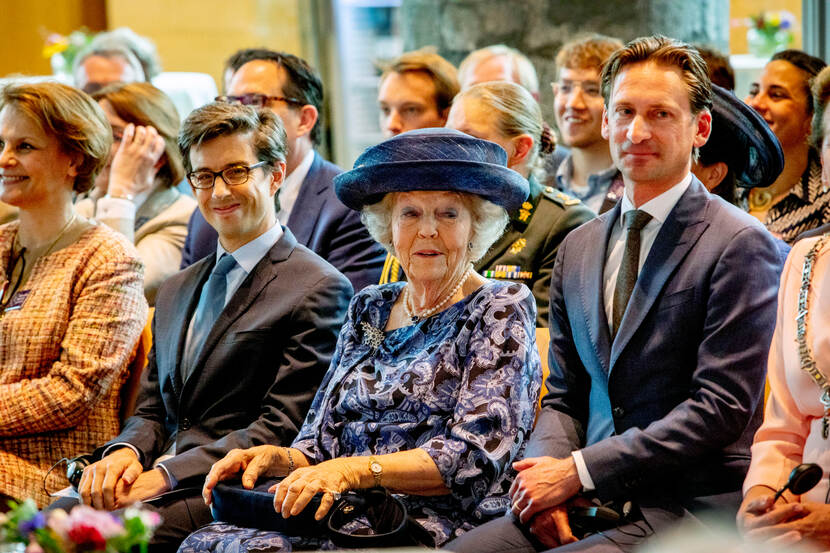 Prinses Beatrix is aanwezig bij de eerste Prinses Beatrix-lezing. De lezing wordt georganiseerd ter ere van het dertigjarig jubileum van het Verdrag van Maastricht.
