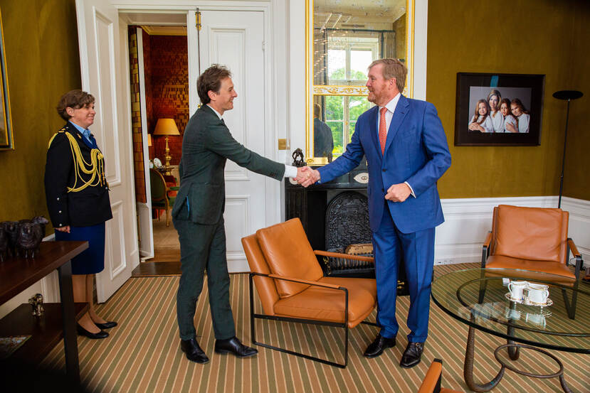 Koning Willem-Alexander ontvangt fractievoorzitter van Volt
