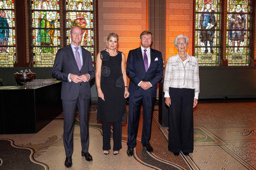Koning Willem-Alexander en Koningin Máxima zijn aanwezig bij een diner ter gelegenheid van de beleidsvergadering van de Raad van Bestuur van de Europese Centrale Bank (ECB).