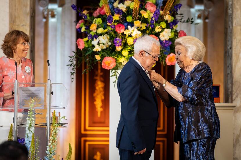 Prinses Beatrix reikt de Zilveren Anjers uit