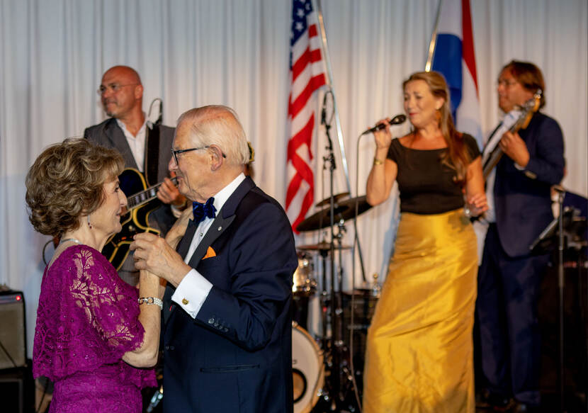 Prinses Margriet en prof. mr. Pieter van Vollenhoven dansen op het galadiner van The Netherland-America Foundation (NAF)