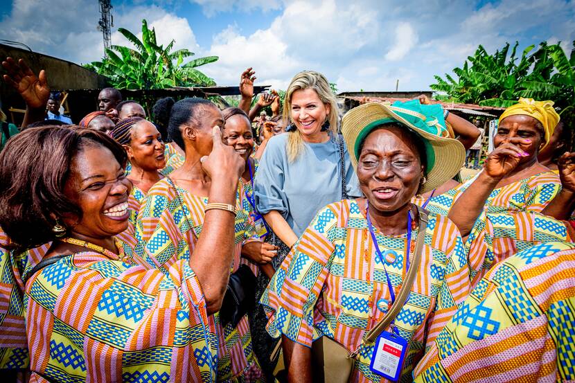 In Ivoorkust bezoekt Koningin Máxima (UNSGSA) een dorpsgemeenschap met plattelandsvrouwen in Abobo.