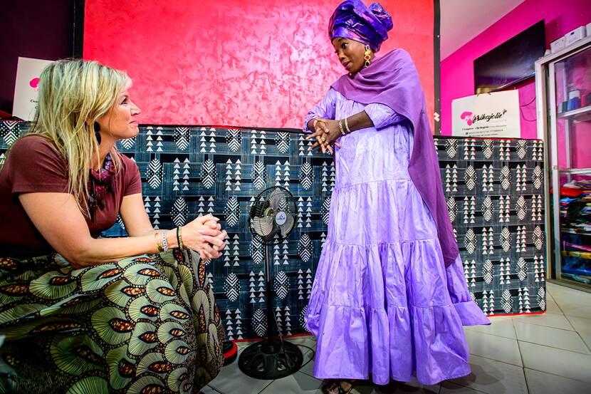 Koningin Máxima spreekt met een Senegalese vrouw