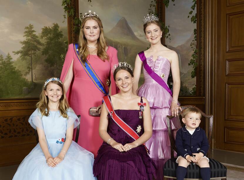 De Prinses van Oranje poseert samen met vier andere troonopvolgers