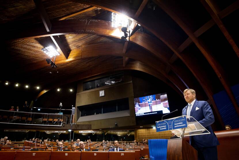 Koning Willem-Alexander houdt tijdens zijn werkbezoek aan de Raad van Europa een toespraak