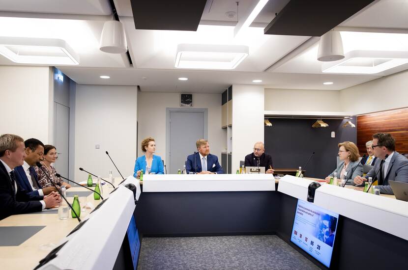 Koning Willem-Alexander en minister voor Rechtsbescherming Franc Weerwind spreken met vertegenwoordigers van het Europees Platform ter bevordering van de bescherming van de journalistiek en veiligheid van journalisten.
