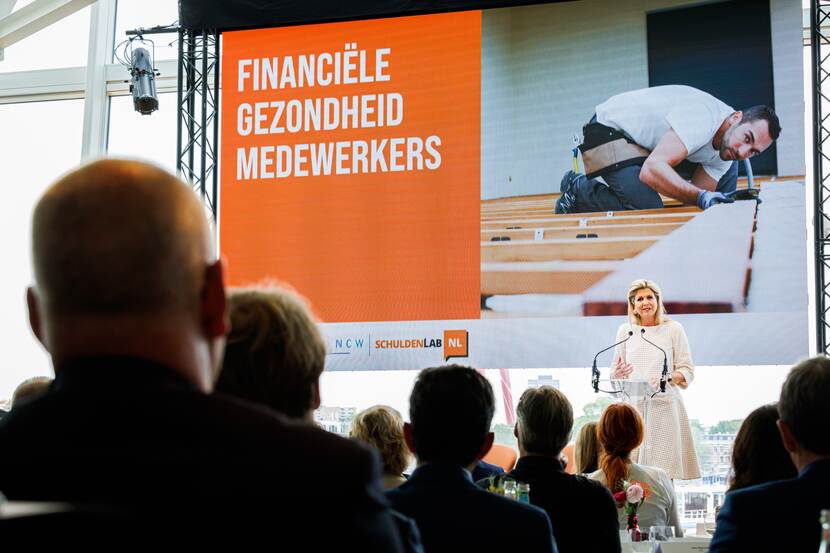 Koningin Máxima houdt een toespraak tijdens een conferentie over het belang van financiële gezondheid van werknemers in het bedrijfsleven