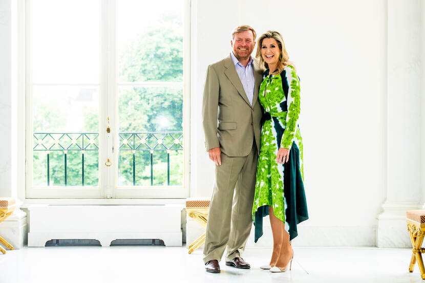 Koning Willem-Alexander en Koningin Máxima tijdens de fotosessie op Paleis Noordeinde